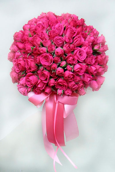 Свадебный букет из мелкоцветковых роз, в форме шара, выполнен на портбукете