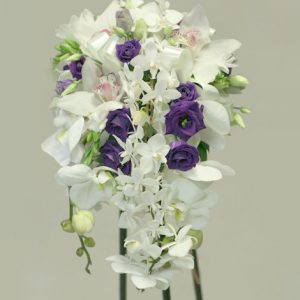 Каскадный свадебный букет из орхидей и эустом