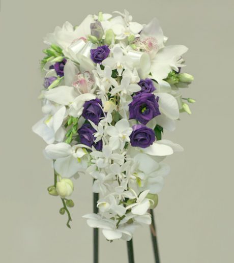Каскадный свадебный букет из орхидей и эустом