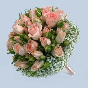 Свадебный букет из мелкоцветных роз и гипсофилы