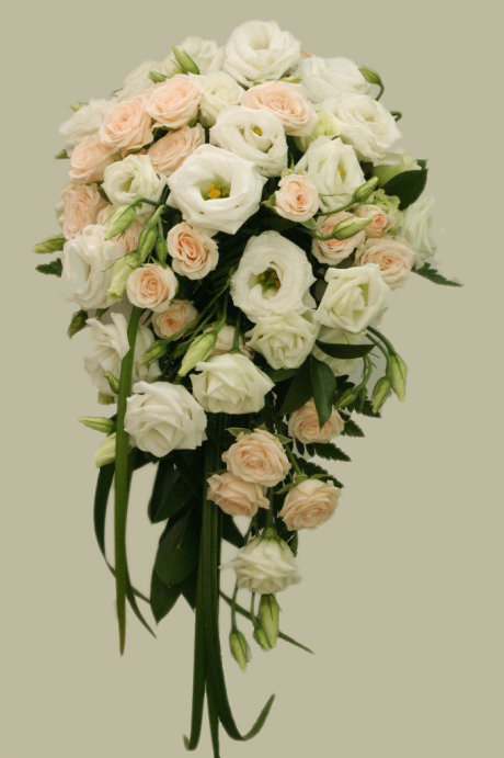 Каскадный свадебный букет из роз и эустом