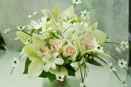 Свадебный букет из орхидей, роз и орнитогалума
