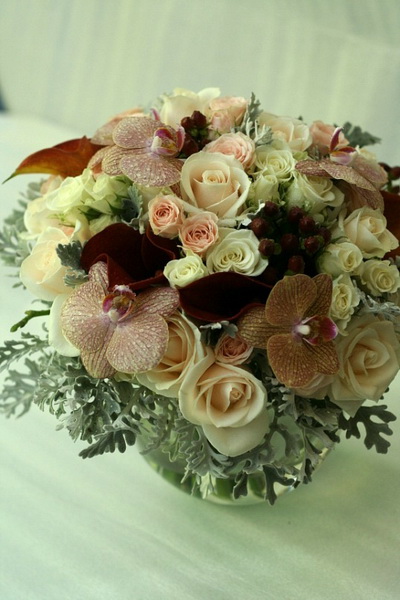 Свадебный букет из орхидей, роз и зантедесхий